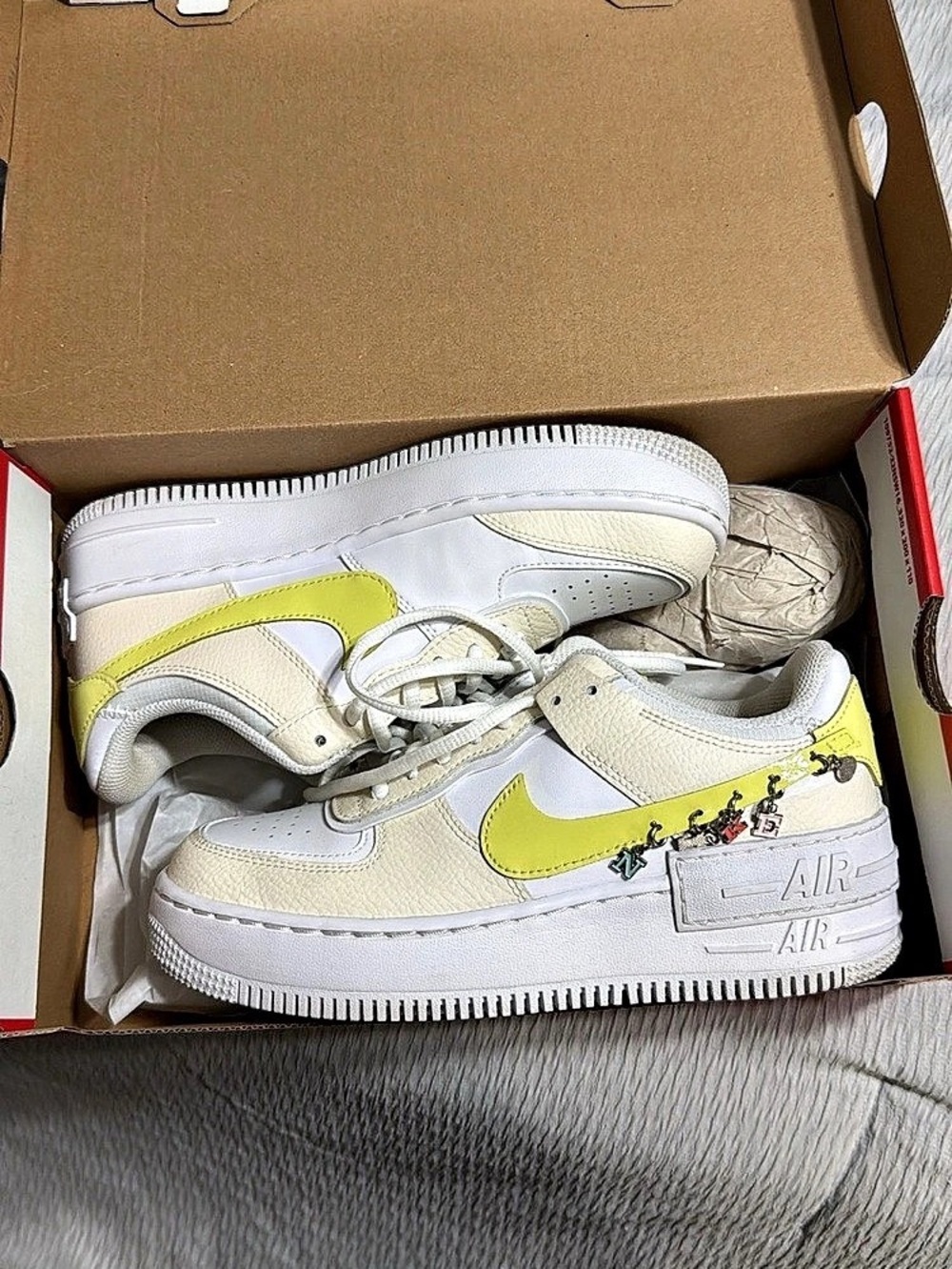 Nike Air Force 1 Low Sneakers in White & Yellow US 9 Like New - Picture 2 of 3